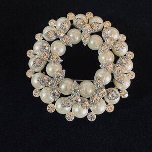 P21 - Vintage Faux Pearl & Rhinestone Wreath Brooch – Elegant Floral Design